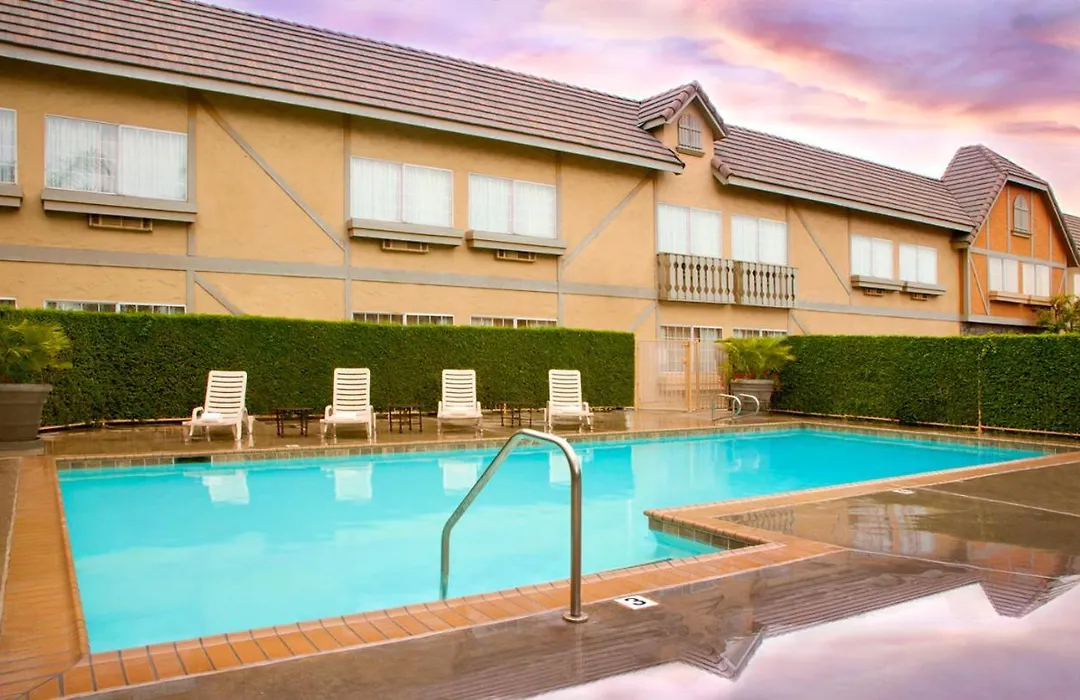 Folk Inn Ontario Airport-1
