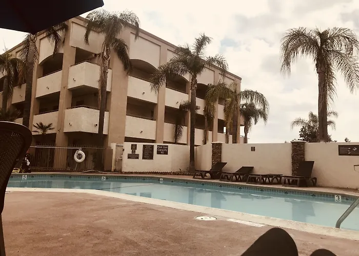 Hotel D'Lins Ontario Airport